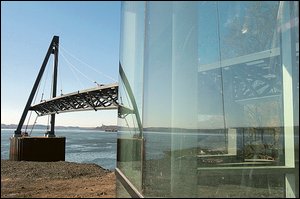 À l’anse Brown, le « coup de cœur de Mme Boucher », la longue passerelle qui s’avance au-dessus du fleuve vient tout juste d’être installée. Le Soleil, Erick Labbé.