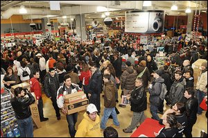 Les chasseurs d’aubaines étaient si nombreux au Future Shop de Laurier Québec qu’on leur a remis une carte pour retrouver les objets-clés dans le magasin.