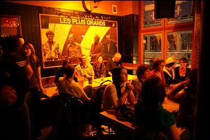 Le bar de chansonniers Chez son Père, qui fait revivre soir après soir les grands succès de la musique québécoise, fermera officiellement ses portes le 31 décembre. Le Soleil, Raynald Lavoie.