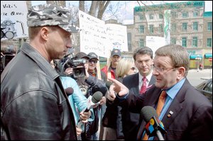 Nullement intimidé, Régis Labeaume a décidé de tenir tête aux employés municipaux dans un duel oral avec le président de la Fraternité des policiers, Jean Beaudoin. Le Soleil, Steve Deschênes.