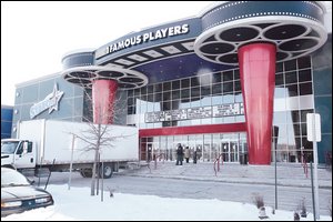 Le StarCité du boulevard Duplessis était le plus gros complexe cinéma de la région de Québec. Famous Players en avait fait l’ouverture le 14 avril 2000, au coût de 32 millions $. Le cinéma a fermé ses portes en février 2007.<br>  Photothèque Le Soleil.