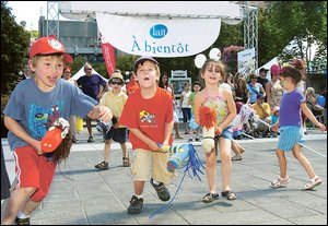 Vieux-Québec ou quartier Saint-Roch, peu importe pour les enfants. Ils étaient nombreux à s’amuser vivement, hier, à la place de l’Université-du-Québec. Photo Le Soleil, Erick Labbé.