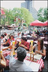 L’association des commerçants veut aller plus loin en bannissant complètement les parasols aux couleurs des brasseries, question d’assurer une plus grande uniformité. Le Soleil, Patrice Laroche.