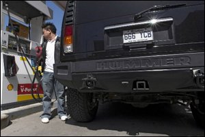 Ce conducteur de Hummer a déboursé $160.00 pour faire le plein d' essence. Photo Ivanoh Demers, La Presse.