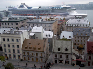 Vue en direction E sur la Place Royale. Crédit photo: Jean Cazes, 17 octobre 2007.