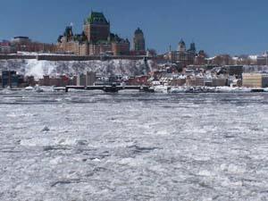 Vieux-Québec, vue en direction NO à partir du traversier. Photo: Jean Cazes, 25 mars 2008.