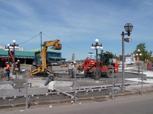 Aménagements en cours face au Marché du Vieux-Port. Vue en direction SE. Photo: Jean Cazes, 7 juin 2007.