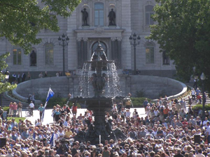 Inauguration de la fontaine de Tourny. Vue en direction SO. Photo: Jean Cazes, 3 juillet 2007.