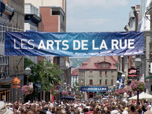 Rue Saint-Jean Vieux-Québec, vue en direction NE. Photo: Jean Cazes, 7 juillet 2007.