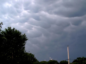 Secteur Limoilou. Mammatus. Vue en direction E. Photo: Jean Cazes, 18 juillet 2007, 19h31.