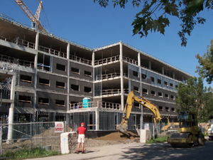 Grand format 800 X 600, CHSLD Saint-Charles en construction. Vue en direction O. Photo: Jean Cazes, 31 mars 2007.