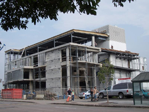 Centre d'interprétation du Vieux-Port en rénovation. Vue en direction E. Photo: Jean Cazes, 7 septembre 2007.