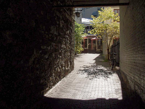 Rue Saint-Jean. Crédit photo: Jean Cazes, 21 septembre 2007.