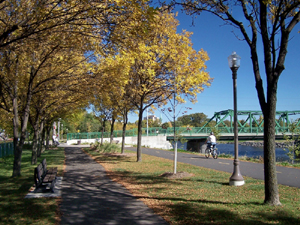 Grand format 800X600. Photo 1: phase III complétée de la rivière Saint-Charles, vue en direction NE. Crédit photo: Jean Cazes, 4 octobre 2007.