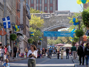 Rue Saint-Jean piétonnisée. Crédit photo: Jean Cazes, 21 septembre 2007.