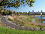 Grand format 800X600. Photo 9: phase III complétée de la rivière Saint-Charles, vue en direction E. Crédit photo: Jean Cazes, 4 octobre 2007.