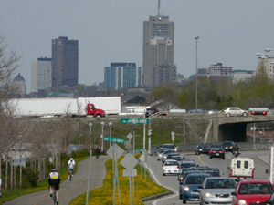 Boulevard du Versant Nord, vue en direction NE. Photo: Jean Cazes, 17 mai 2008.