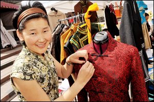 Sarangerel Tserenpil, 32 ans, a quitté la Mongolie il y a six ans pour venir s’établir dans la capitale. Elle a récemment créé une petite entreprise qui lui permet d’importer des produits de son pays natal. Le Soleil, Patrice Laroche.