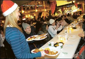 En 2002, 250 personnes avaient été servies lors du traditionnel souper populaire de Noël du Café rencontre de Québec. Hier soir, cinq ans plus tard, ce nombre s’élevait à 370. Le Soleil, Erick Labbé.