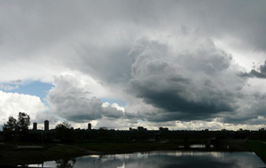 Ciel préorageux. Vue panoramique en direction sud. Photo: Jean Cazes, 11 juin 2008, 15h25.