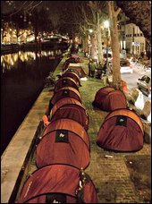 En plein cœur de Paris, une cinquantaine de tentes ont été dressées le long du canal Saint-Martin en décembre pour dénoncer la mort de trois sans-abri. Le siège a duré plusieurs mois.<br>  Photothèque Le Soleil.