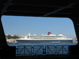 Le Queen Mary 2 sous un autre angle. Crédit photo: Pierre Bédard, 4 octobre 2007.