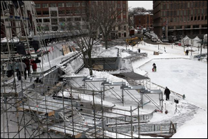 Malgré les abondantes chutes de neige qui ont compliqué la tâche aux quelque 50 techniciens qui y oeuvrent depuis le 10 décembre, l'aménagement des installations scéniques du spectacle est déjà bien avancé, de sorte qu'il ne manque plus que les caméras à Place d'Youville. Le Soleil, Raynald Lavoie.