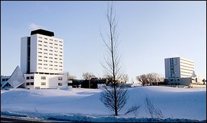 Les immeubles répartis sur les deux campus devront conserver leur aspect extérieur et la couleur blanche devra inspirer tout projet de rénovation, d’agrandissement ou de construction. La résidence André-Coindre (à gauche) et la résidence de La Mennais (à droite) font partie de ces immeubles. Le Soleil, Patrice Laroche.