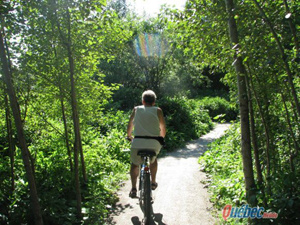 Le manque de sentiers de vélo en nature au centre-ville rend le Parc linéaire des rivières Saint-Charles et du Berger fort attirant pour les cyclistes en mal de nature. Source: Québec Hebdo.