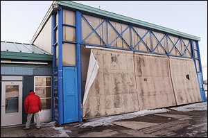 Les toiles qui recouvrent les tours donnant sur le bassin Louise sont dans un état lamentable. Le Soleil, Patrice Laroche.